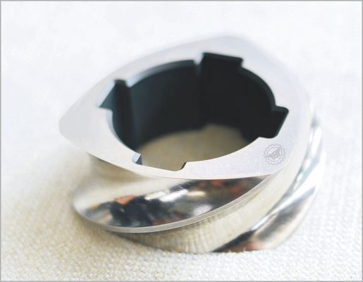 Tre viti della macchina di estrussione gemellata di volo Colore metallico Uniformità di taglio elevata Elemento di vite dell'estrusore